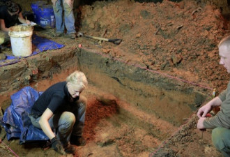 美国“操场埋尸案”：学校场地挖出55具遗骸