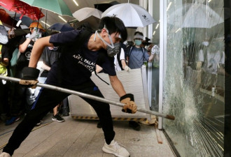 香港又爆发示威活动和警民冲突 33男10女送医院