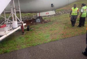 印度一架波音737-800冲出跑道，机上乘客脱困