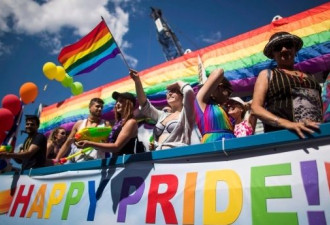 多伦多女同性恋游行ING，DT已成彩色的海洋