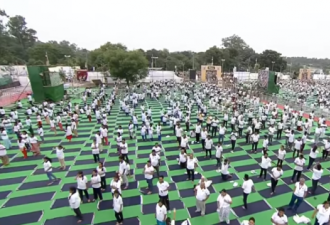 庆祝&quot;国际瑜伽日&quot;，印度人又现“开挂”本领...