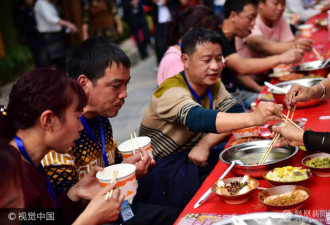 贵州丹寨万人长桌宴 桌子绵延3.7公里
