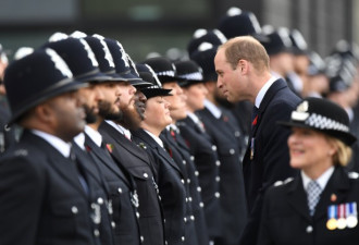 威廉王子警察学院毕业典礼 与男警员深情对视