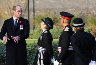 威廉王子警察学院毕业典礼 与男警员深情对视