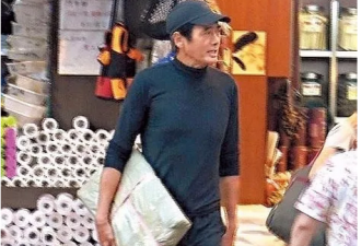身家过亿的他被赞节俭 为2块钱跟老板讨价还价