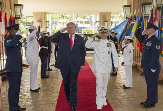 川普于夏威夷访驻军 听取军方机密报告