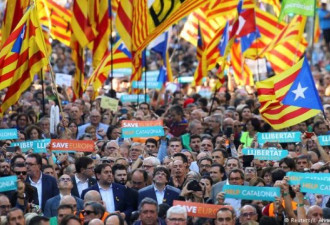 马德里“政变” 巴塞罗那数十万人游行抗议