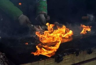 吃个烧烤，几个人瞬间被点燃，火都要烧到裤裆