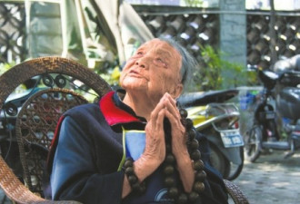 成都103岁老人长寿秘诀：爱干净 每天洗两次澡