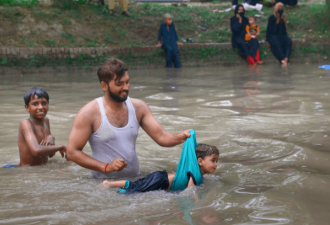 高温49度！巴基斯坦运河拥挤 全城都泡在水里