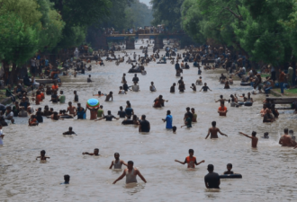 高温49度！巴基斯坦运河拥挤 全城都泡在水里