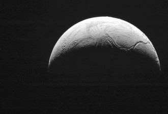 外星人被埋在厚冰下无法给地球人打电话