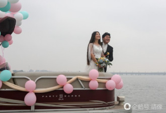 结婚零彩礼 新郎为新娘办“海陆空”婚礼
