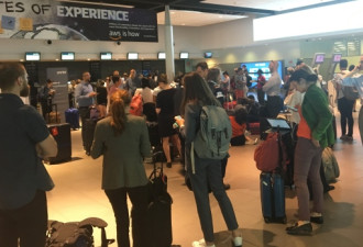 波特航空大量航班被取消 数百多伦多乘客滞留机场