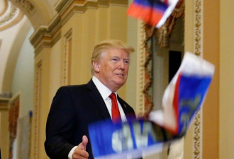 特朗普遭扔俄罗斯国旗 竖大拇指回应