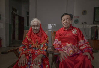 75岁儿子为96岁母亲圆梦 扮父亲陪母拍结婚照
