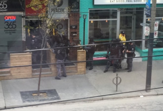 中区唐人街商店有人带枪 特警队出动