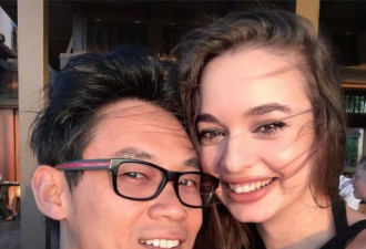 著名华裔导演迎娶小10岁性感白人女星 当场拥吻