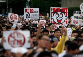拒绝红色媒体渗透，台湾民众们冒雨集会抗议