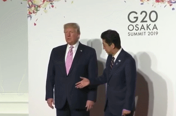 当G20东道主安培向特朗普伸出手 场面一度尴尬