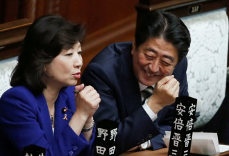 当选日本第98任首相 安倍夸张表情抢镜