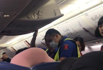 中国男子在国际航班打开应急舱门 乘客听到巨响