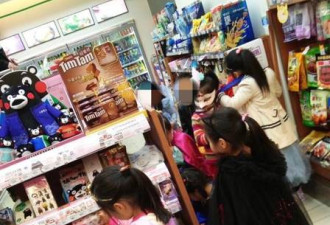 上海家长带着孩子去便利店“抢糖” 无人买单