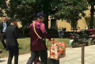 杜海涛背2万多大牌上街 却像10块钱地摊货