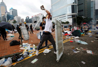 社论：示威抗议不应成瘾 香港现在急需修复伤痕