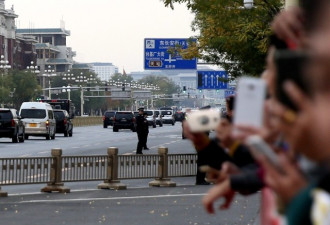 “野兽”出动！特朗普车队驶过北京长安街一幕
