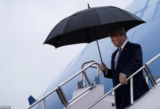 特朗普雨中抵达日本，自己一人撑伞，女儿淋雨