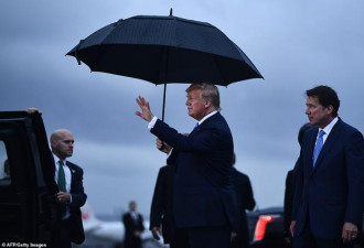 特朗普雨中抵达日本，自己一人撑伞，女儿淋雨