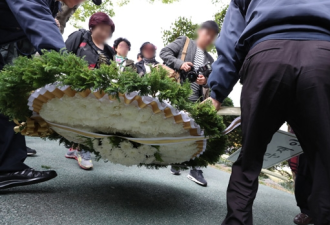 朴槿惠父亲追悼会花圈大战 文在寅送花圈被撤