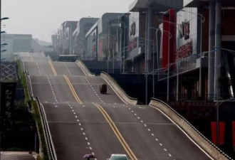 重庆魔幻建筑亮瞎眼 在公路上行驶就像坐过山车