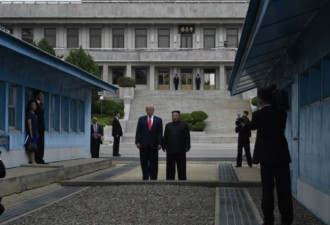 川普首次踏入朝鲜领土，与金正恩握手