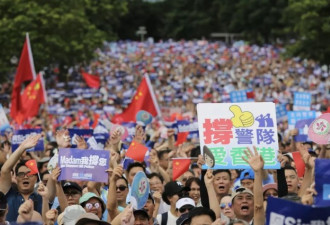 17万香港市民上街撑警 还有梁家辉谭咏麟