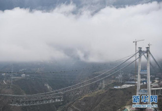 建设中的“川藏第一桥”：全长超千米 横跨云间