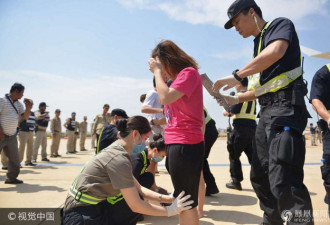 61名电信网络诈骗嫌犯被押解回国一幕