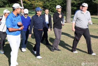 日本首相安倍晋三与美国总统特朗普切磋高尔夫