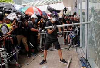不要让暴力“劫持”香港 反修例事件应适可而止