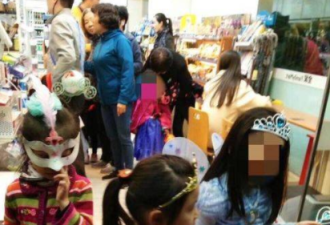 小孩万圣节抢拿上海超市糖果 店员主动买单