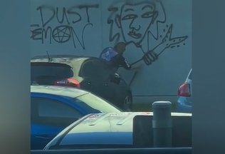男子在澳洲一建筑的外墙上涂鸦！极难看