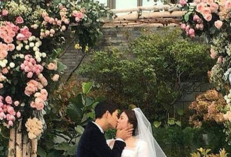 宋仲基宋慧乔婚礼现场拥吻 婚纱照首次曝光