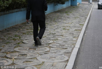 郑州现土豪街道 人行道铺满古货币