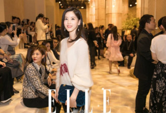 奶茶妹妹章泽天出席活动露甜笑 穿破洞裤不怕冷