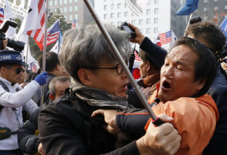 韩国亲美 反美团体在国会前爆发肢体冲突