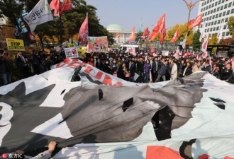 韩国亲美 反美团体在国会前爆发肢体冲突
