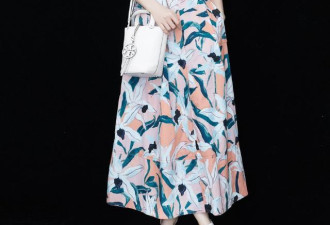 秦岚的新裙子让她又美了 穿一条无袖印花连衣裙