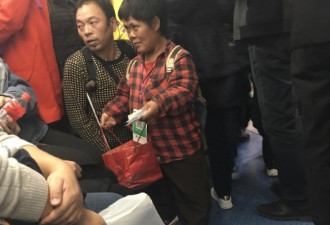 北京地铁乞讨也升级了 身挂二维码讨钱