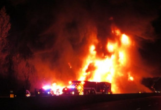 400高速油罐车剧烈爆炸火球翻滚 至少3人丧生